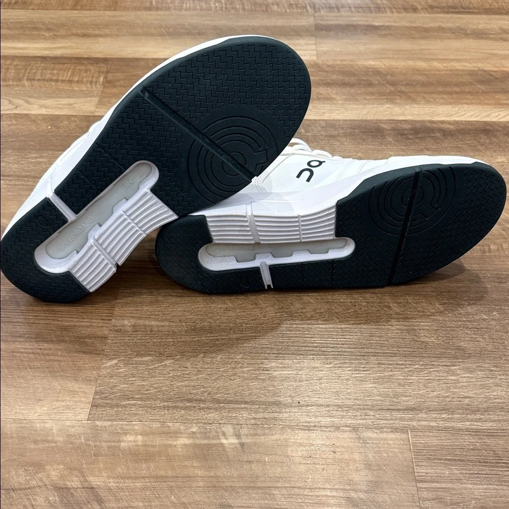On Running The Roger Men's Low-Top Sneakers in White with Forest Green Accents - Picture 8 of 9